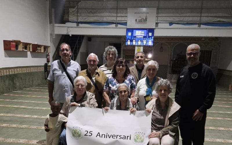 Foto del Grupo Interreligioso que aprovechó la visita a la mezquita para tomarse una fotografía en celebración del vigésimo quinto aniversario de su fundación.